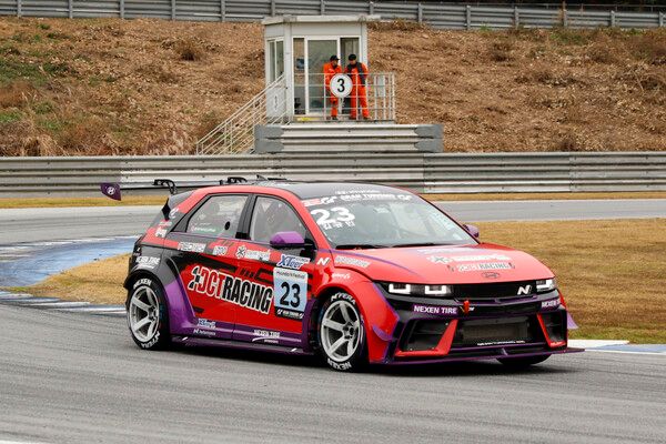 025&nbsp;현대 N 페스티벌 제5전 그란 투리스모 eN1 클래스 예선에서 역주하고 있는 김규민. 사진=전현철 기자.