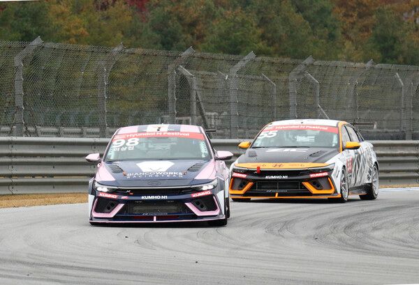 2025 현대 N 페스티벌 제5전 금호 N1 결선에서 접전을 벌이는 이상진(앞)과 신우진. 사진=전현철 기자.