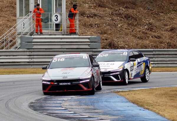 2025 현대 N 페스티벌 제5전 넥센 N2 마스터즈 결선에서 접전을 벌이는 신찬(앞)과 김태희. 사진=전현철 기자