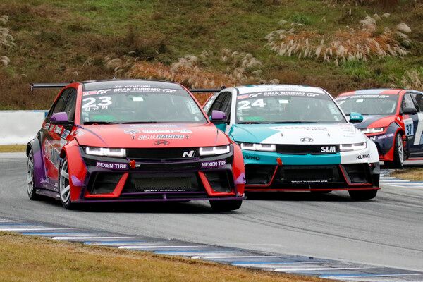 2025 현대 N 페스티벌 제5전 그란 투리스모 eN1 결선에서 접전을 벌이는 김규민(왼쪽)과 이창욱. 사진=전현철 기자.