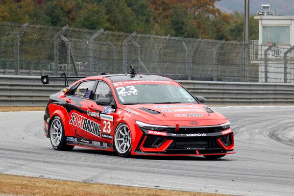 2025 현대 N 페스티벌 제5전 금호 N1 결선에서 선두로 달리는 김규민(앞). 사진=전현철 기자.