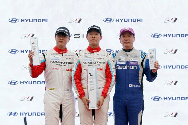 2025 현대 N 페스티벌 제5전 그란 투리스모 eN1 시상식, 왼쪽부터 2위 이창욱, 우승 노동기, 3위 장현진. 사진=전현철 기자.