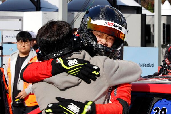 2025 현대 N 페스티벌 최종전 금호 N1 클래스에서 우승을 차지하고 박재성 팀 감독과 함께 기쁨을 나누는 김영찬. 사진=전현철 기자.