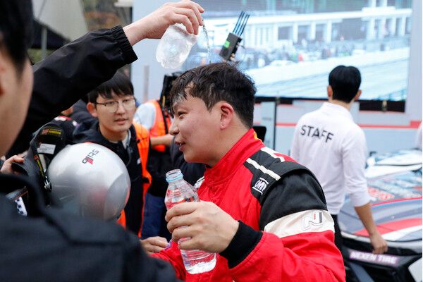 2025 현대 N 페스티벌 제5전 넥센 N2 챌린지 클래스에서 우승을 차지하고 축하받는 쎄게형(가운데). 사진=전현철 기자.