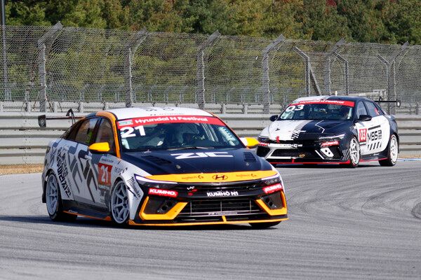 2025 현대 N 페스티벌 최종전 금호 N1 클래스에서 접전을 벌이는 강병휘(앞)와 강동우. 사진=전현철 기자.