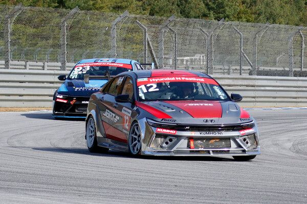 2025 현대 N 페스티벌 최종전 금호 N1 클래스에서 접전을 벌이는 최성진(앞)과 황준성. 사진=전현철 기자.