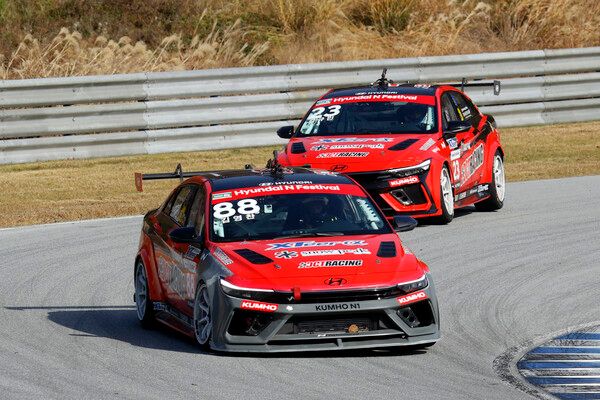 2025 현대 N 페스티벌 최종전 금호 N1 클래스에서 접전을 벌이는 김영찬(앞)과 김규민. 사진=전현철 기자.