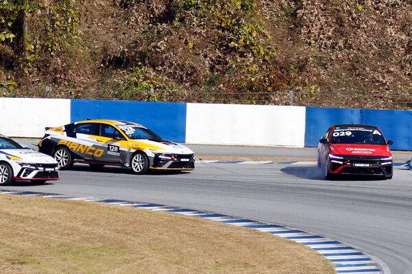 2025 현대 N 페스티벌 최종전 넥센&nbsp;N2&nbsp;마스터즈 클래스 결선 스타트 직후 첫 코너에서 추돌 후 스핀하는 권혁진(오른쪽). 사진=전현철 기자.