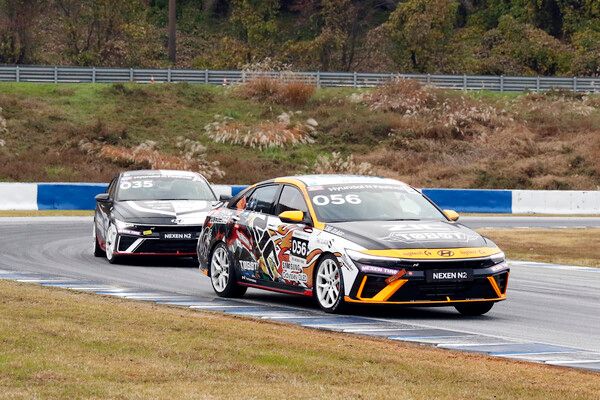 2025 현대 N 페스티벌 제5전 넥센 N2 챌린지 클래스에서 접전을 벌이는 황용섭(앞)과 김주한. 사진=전현철 기자.