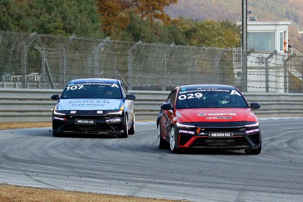 2025 현대 N 페스티벌 최종전 넥센 N2 마스터즈 결선에서 접전을 벌이는 권혁진(앞)과 이팔우. 사진=전현철 기자.