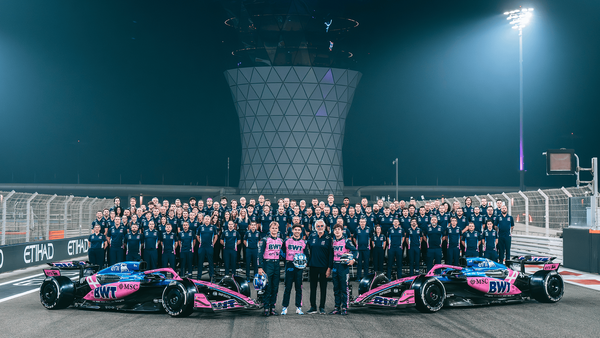 알핀 F1 팀이 기념 촬영을 하고 있다. 사진=알핀 F1