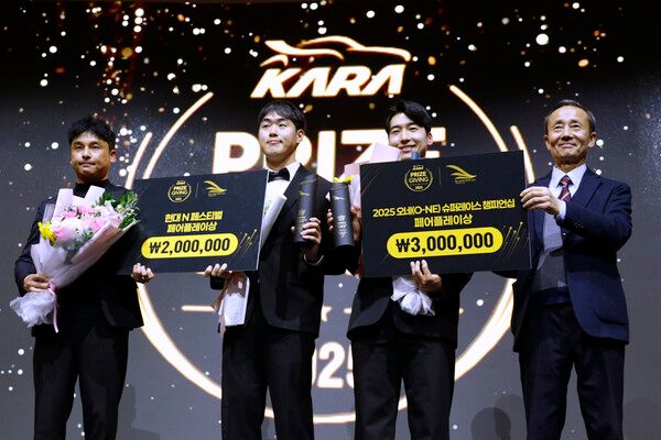 서승범레이서 기념사업회 정회원, 현대 N 페스티벌 부문 수상자 강동우, 슈퍼레이스 부문 이정우, 서승범, 현대 N 페스티벌의 강동우(MSS X 드림레이서), 서승범 부친 서철교님.(왼쪽부터) 사진=전현철 기자.