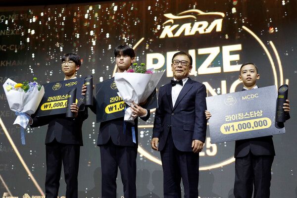 2025 KARA PRIZE GIVING&nbsp;라이징 스타상을 받은 민현기, 권오탁, 시상을 맡은 모터스포츠 원로회 황태영 위원장. 츠제브스키 마크.(왼쪽부터). 사진=전현철 기자.