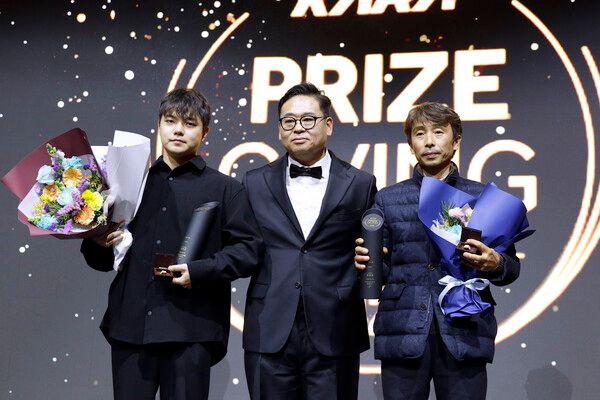 2025 시즌 KARA 공인 100경기 출전을 기록한 김동은(왼쪽)과 정경훈(오른쪽). 시상을 맡은 KARA 김동빈 이사. 사진=전현철 기자.