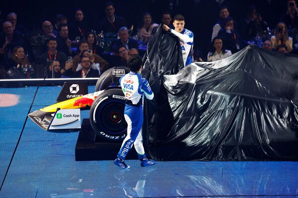 2025 레이싱불스 머신 VCARB02 공개장면. 사진=레드불