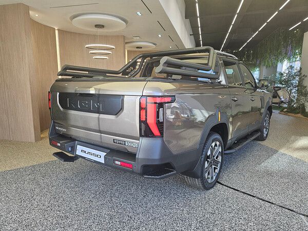 KGM이 정통 픽업의 정체성을 앞세운 신형 ‘무쏘(MUSSO)’를 공개했다.
