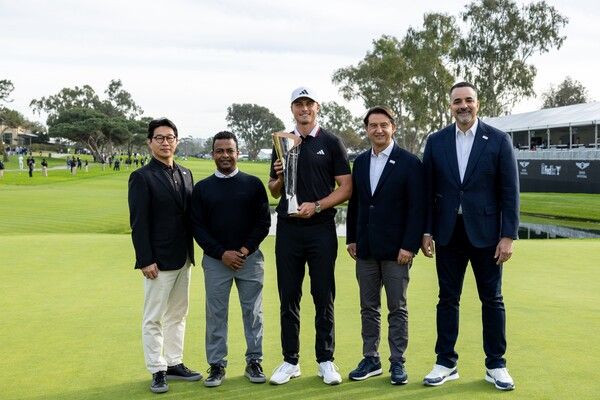 왼쪽부터) 제네시스사업본부장 송민규 부사장, 테드 멘지스테 제네시스 북미법인 최고운영책임자(COO), '2025 제네시스 인비테이셔널' 우승자 루드비그 오베리, 현대차 호세 무뇨스 대표이사 사장, 현대차 랜디 파커 북미법인 최고경영자(CEO). 사진=제네시스