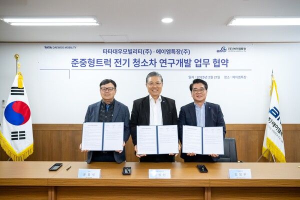 김방신 대표이사(가운데), 타타대우판매 김정우 대표(오른쪽), 에이엠특장 윤홍식 대표이사. 사진=타타대우모빌리티