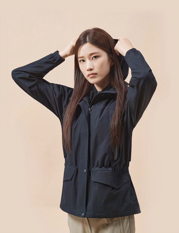 레드페이스가 아웃도어 기능성에 스타일까지 챙긴 여성용 자켓을 출시했다. 사진=레드페이스