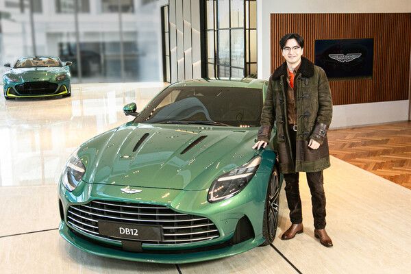 브리타니아오토 앰버서더 이진욱이 애스턴마틴 DB12 모델과 기념촬영을 하는 장면. 사진=브리타니아오토