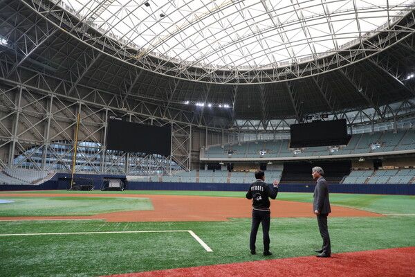한국관광공사 국제관광본부장 김종훈 직무대리(오른쪽)와 키움히어로즈 프로야구단 위재민 대표이사(왼쪽)가 고척 스카이돔 내부를 투어하고 있다. 사진=한국관광공사