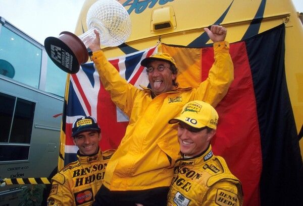 1998 F1 벨기에 그랑프리에서 원투피니시로 데뷔 후 첫승을 기록한뒤 팀 드라이버였던 데이먼 힐(왼쪽)과 랄프 슈마허(오른쪽)의 어깨에 올라타고 기뻐하는 에디 조던. 사진=F1