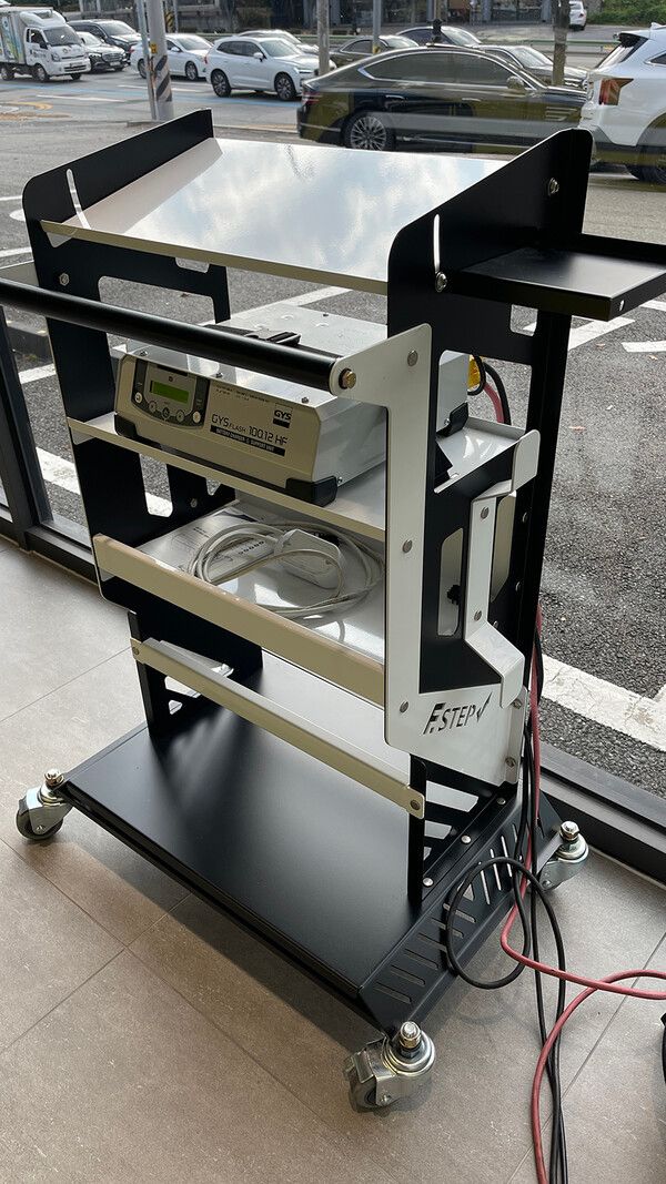 포르쉐뿐 아니라 일부 수입차 브랜드에서도 KC인증을 받지 못한 파워서플라이가 공공연하게 사용되고 있는 것으로 확인되고 있다. 사진은 국내 수입차 브랜드 전시장에 비치된 파워서플라이 장비다 ⓒ 더모빌리언스 김아롱 기자