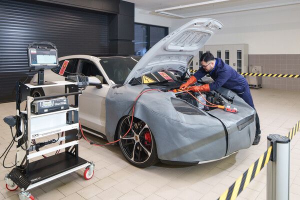 포르쉐코리아를 비롯한 일부 수입차 브랜드들이 국내 전기용품안전인증(KC인증)을 받지않은 불법장비를 이용해 정비서비스를 제공하고 있는 것으로 확인돼 논란이 일고 있다. 사진은 포르쉐서비스센터 성수에서 전기차 관련정비를 시연하고 있는 모습) 사진= 포르쉐코리아