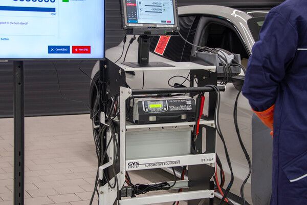 포르쉐서비스센터 성수에서 진행된 전기차 정비시연에 사용된 파워서플라이 장비 ⓒ 더모빌리언스 김아롱 기자