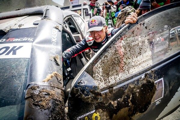 전복된 경주차를 바로 세운뒤 끌고 가는 카츠타 타카모토. 사진=WRC