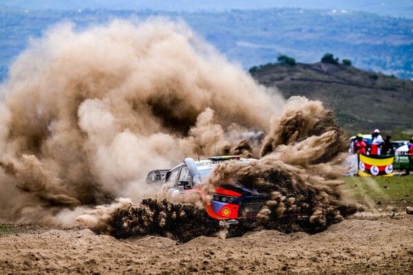 2025 WRC 케냐 사파리 랠리에서 흙먼지를 날리며 달리는 티에리 뉴빌. 사진=WRC