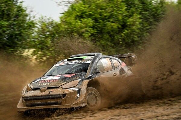 2025 WRC 제3전 케냐 사파리 랠리에서 달리고 있는 엘핀 에반스. 사진=토요타 가주레이싱.