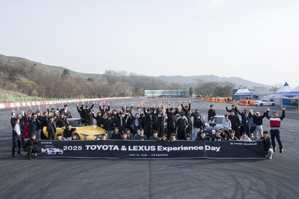 한국토요타자동차 아주자동차대학교에 장학금과 교육용 차를 전달했다. 사진=한국토요타자동차