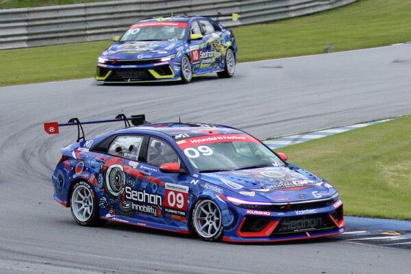 2024 현대 N 페스티벌 제2전 아반떼 N1컵 결승에서 달리고 있는 서한GP 신우진(앞)과 장준호. 사진=전현철 기자.