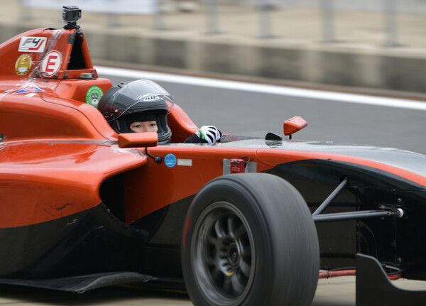 ‘2025 서울모빌리티쇼’에서 현역으로 활동하는 ‘포뮬러 카’가 관람객을 맞는다. 사진=FMC