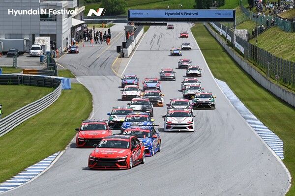 용인 스피드웨이에서 열린 2024 현대 N 페스티벌 아반떼 N1컵 제3전 결승 스타트. 사진=현대 N 페스티벌.