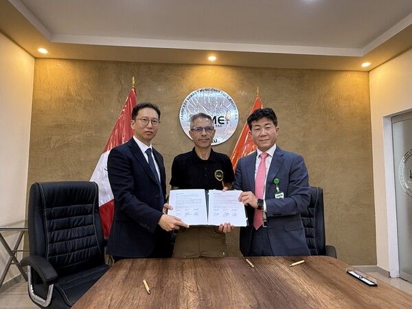 KG 모빌리티가 페루 관용차 공급 확대와 기술협력을 위해 글로벌 전문 무역 상사인 STX 및 페루 육군 산하 국영기업 FAME와 MOU를 체결했다. 사진=KTM