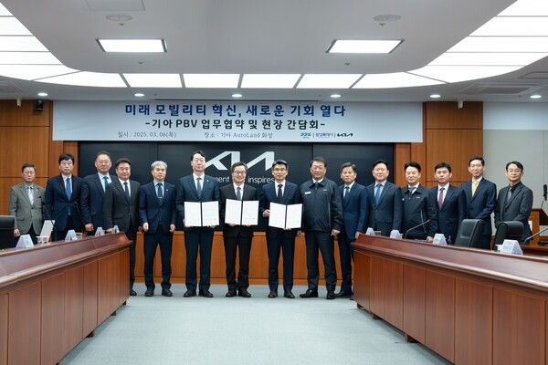 (왼쪽 6번째부터)정명근 화성특례시장, 김동연 경기도지사, 기아 송호성 사장, 기아 최준영 국내생산담당 사장 등 주요 참석자들이 기념 사진을 촬영하는 모습. 사진=기아