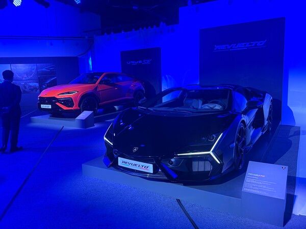 함께 전시된 레부엘토(앞)과 우루스 SE. 사진=전현철 기자.