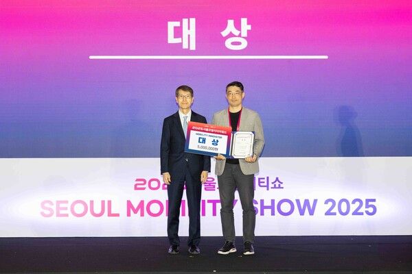 2025 서울모빌리티쇼의 공식 부대행사인 ‘퓨처모빌리티어워드’ 대상은 자율주행 기반 온디맨드 차 ‘ROii(로이)’를 출품한 오토노머스에이투지가 수상했다. 사진=서울모빌리티쇼 조직위원회
