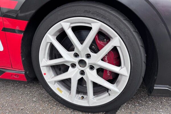 2025년 현대 N 페스티벌 공식 연습주행에서 공개된 새로운 아반떼 N2 컵 경주차 오피셜 휠 및 타이어. 사진=전현철 기자.