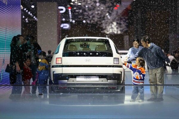 2025 서울모빌리티쇼_현대자동차의 넥쏘를 관람하고 있는 가족 단위 관람객