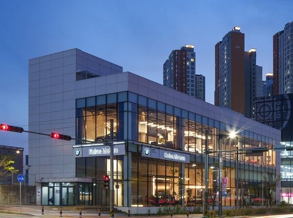 코오롱 모터스가 BMW 김해 전시장 및 서비스센터를 새롭게 단장해 오픈했다. 사진=BMW 코리아