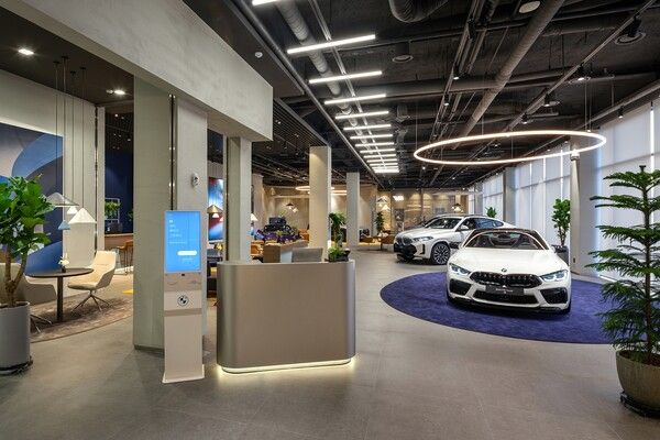 코오롱 모터스가 BMW 김해 전시장 및 서비스센터를 새롭게 단장해 오픈했다. 사진=BMW 코리아