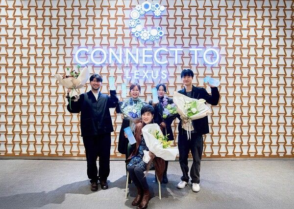 앞줄 중앙 위너 최선혜 작가. 뒷줄 왼쪽부터 파이널리스트 고도훈 작가, 김현주 작가, 조혜영 작가, 임재현 작가. 사진=렉서스코리아