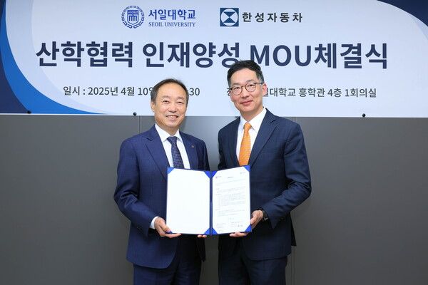 한성자동차가 서일대학교와 산학협력 MOU를 체결했다. 서일대학교 오선 총장(왼쪽)과 한성자동차 AS본부장 김민정 전무. 사진=한성자동차