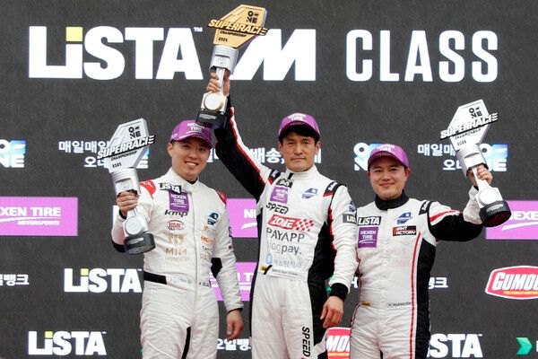 2025 오네 슈퍼레이스 개막전 LISTA M클래스 시상식. 한치우(가운데)가 우승했고, 선형조(왼쪽)와 김현수가 각각 2, 3위를 했다. 사진=전현철 기자.