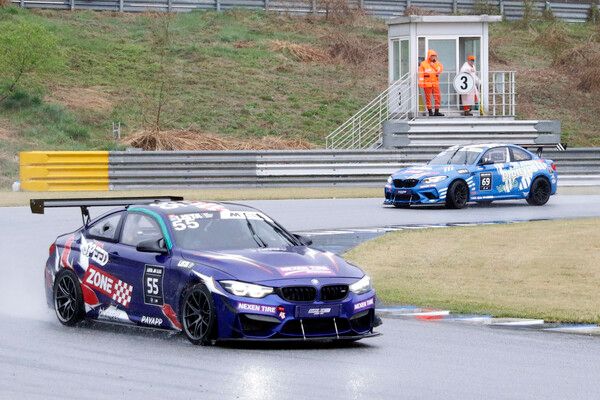 2025 오네 슈퍼레이스 개막전 LISTA M클래스 결선에서 선두로 달리는 한치우(앞)와 추격하는 선형조. 사진=전현철 기자.