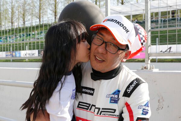 2025 오네 슈퍼레이스 개막전 GTA 클래스에서 우승을 차지하고 딸에게 축하를 받는 문세은. 사진=전현철 기자.
