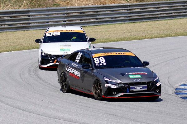 2025 오네 슈퍼레이스 개막전 GTB클래스 선두를 놓고 접전을 벌이는 이중훈(앞)과 이상진. 사진=전현철 기자